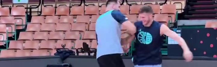 乐鱼vip 注册-湖人官方分享东契奇与队友热身训练花絮：轻松一刻尽显默契🤪🎶