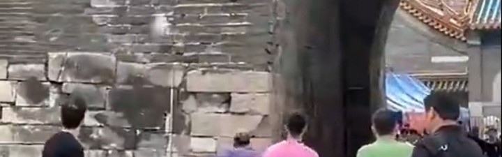 有无吧友偶遇⚽亚马尔来到长城挑战高空停球，一个大脚把鞋踢飞