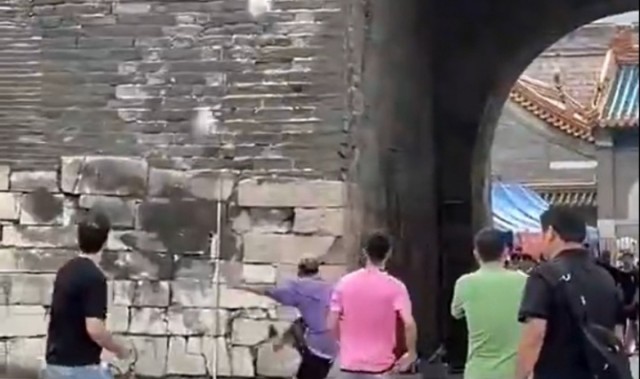 有无吧友偶遇⚽亚马尔来到长城挑战高空停球，一个大脚把鞋踢飞