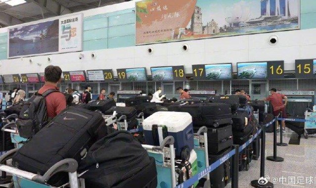男足队员出征东亚杯携带较多行李入关引发关注 中国足球队回应